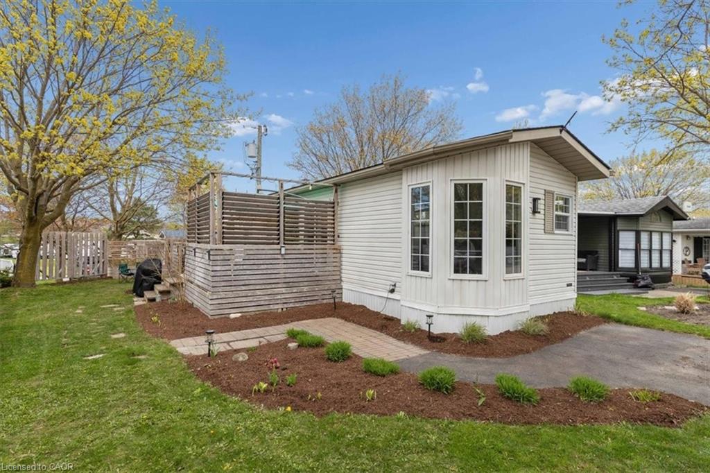 Charming bungalow with beautiful bay window