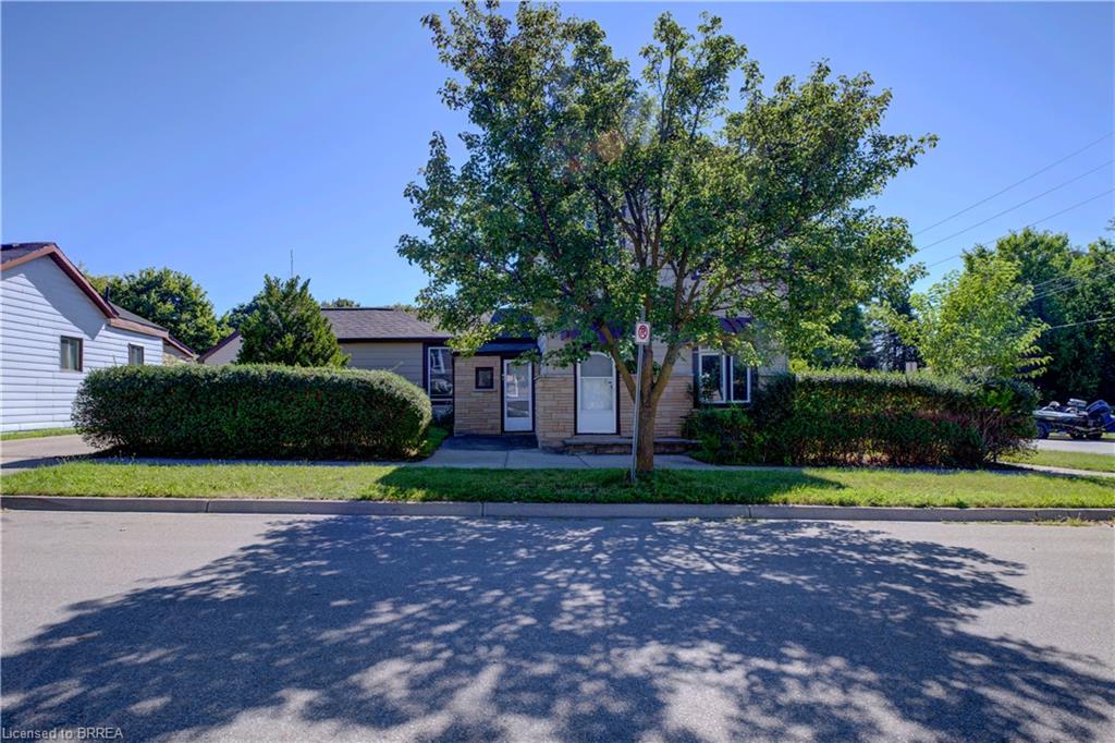 Mature hedge for privacy. Great frontage with private driveway.