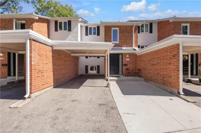 2-427 Keats Way, Waterloo ON N2L 5S7