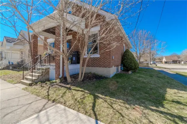 21 Wade Avenue, Brantford ON N3T 1W9