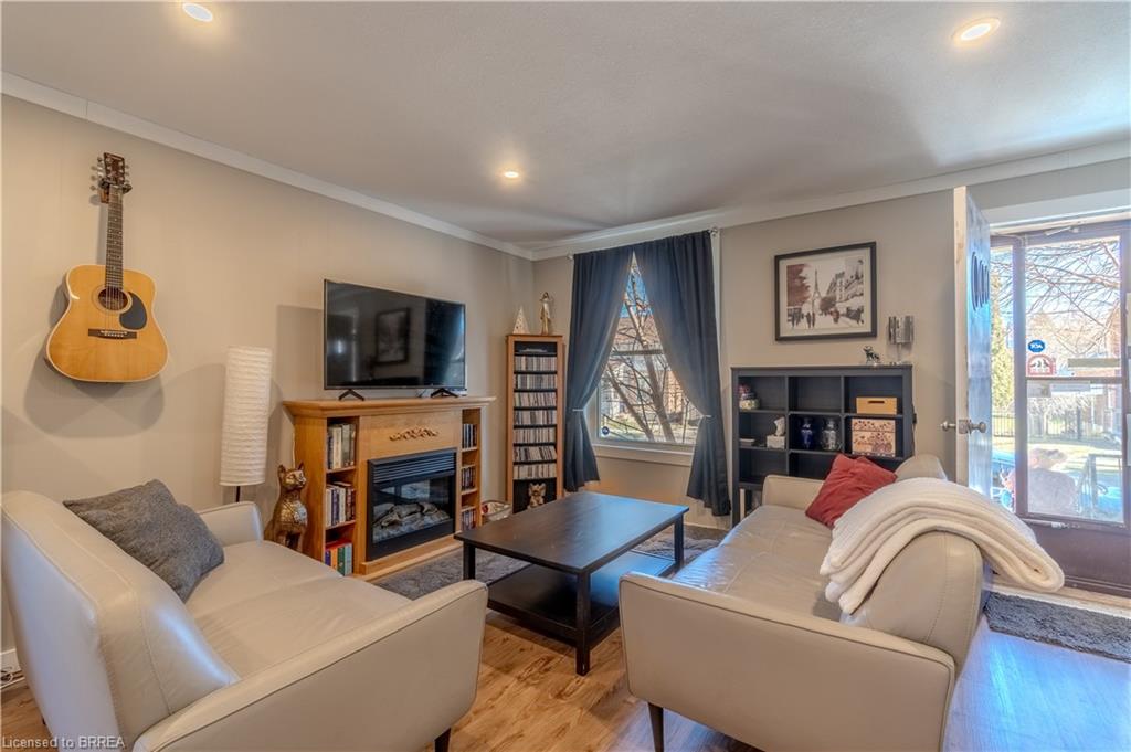 21 Wade Avenue, Brantford ON N3T 1W9