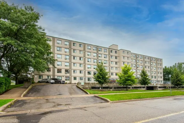 409-18 Holborn Court, Kitchener ON N2A 4A1