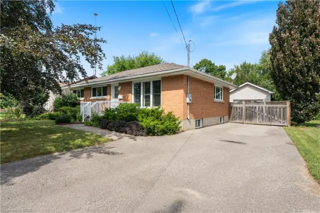 25 Wayne Drive, Brantford ON N3R 2Y6