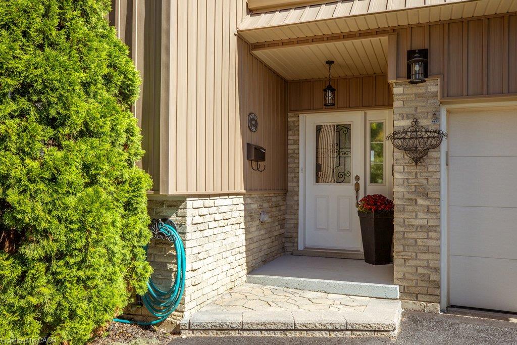 32 Beechwood Avenue, Brantford ON N3R 6Z2