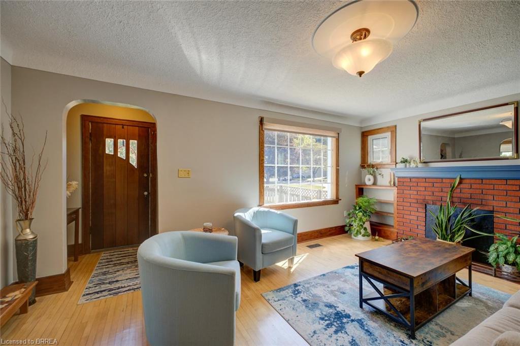 15 Lyndsay Street, Brantford ON N3T 2C6
