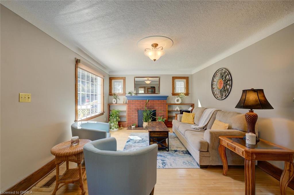 15 Lyndsay Street, Brantford ON N3T 2C6