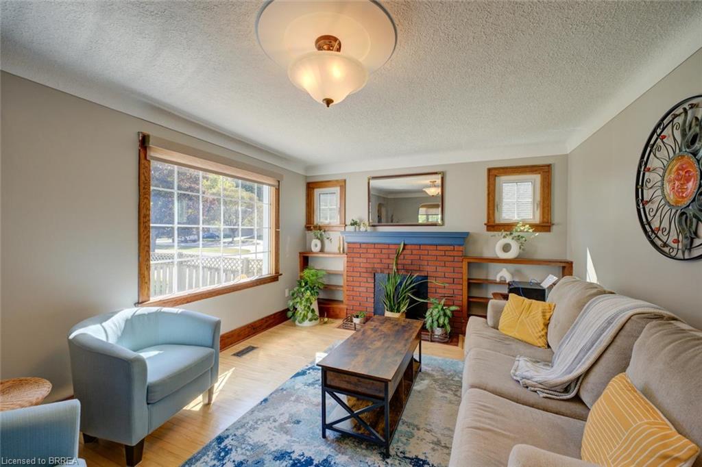 15 Lyndsay Street, Brantford ON N3T 2C6