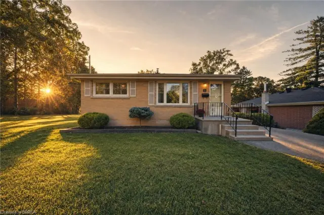 21 Hillcrest Avenue, Brantford ON N3T 2C8