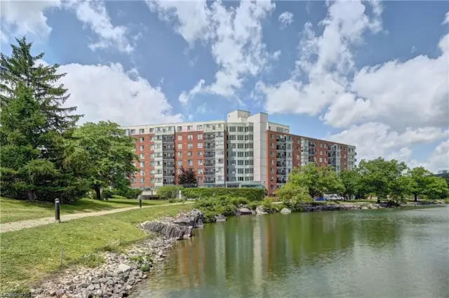 305-30 Blue Springs Drive, Waterloo ON N2J 4T2