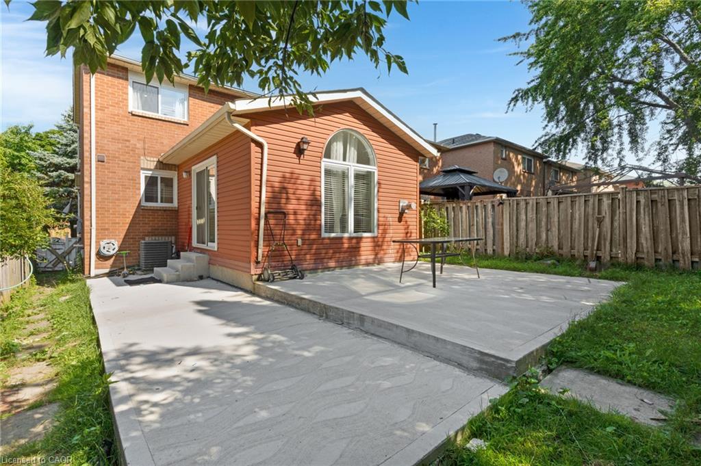 100 Anglerock Drive, Cambridge ON N1T 1L9