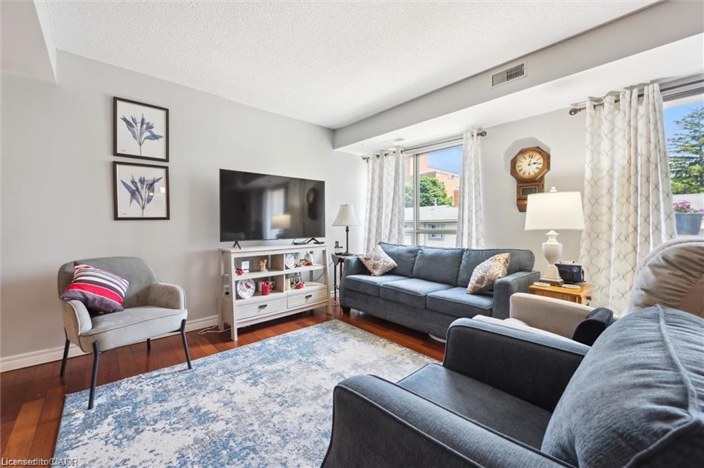 204-3267 King Street E, Kitchener ON N2A 4A4