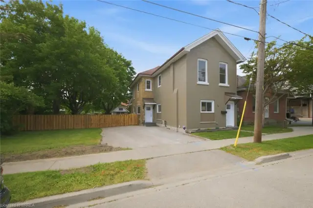 14 Bond Street, Brantford ON N3R 4G5