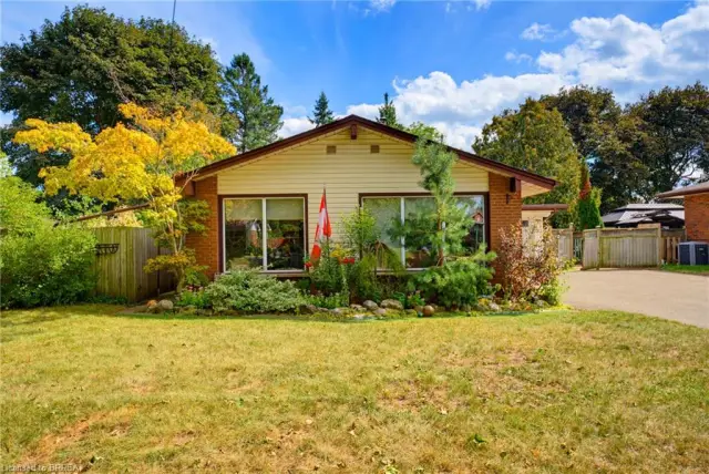 11 Redwood Road, Brantford ON N3R 3M2