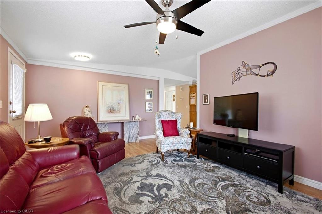 Ceiling fan with integrated lighting