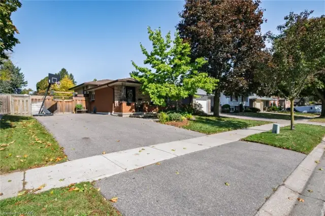 40 Wedgewood Drive, Brantford ON N3R 6J3