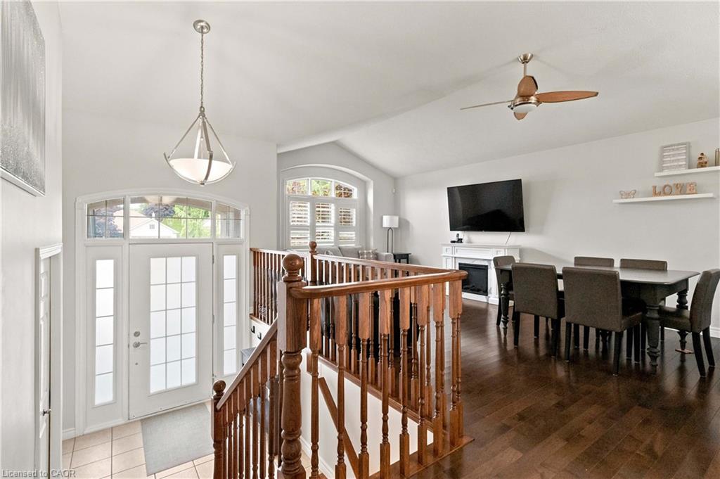 Spacious entryway into the home