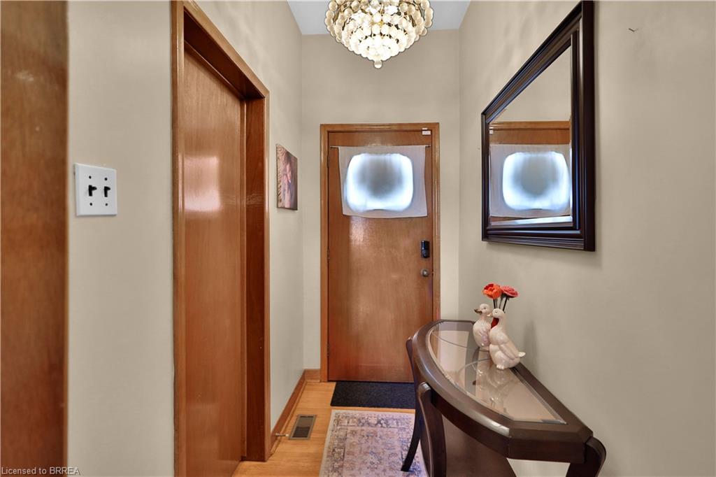 7 Halls Avenue, Brantford ON N3T 3X2